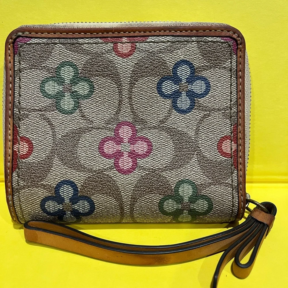 Vintage Color Flowers Coach Wristlet Bag Est. 1941‎